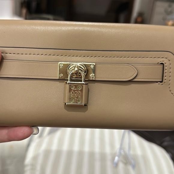 Authentic Michael Kors Hamilton Legacy Large Leather Wallet, in Camel. GORGEOUS - Picture 6 of 16